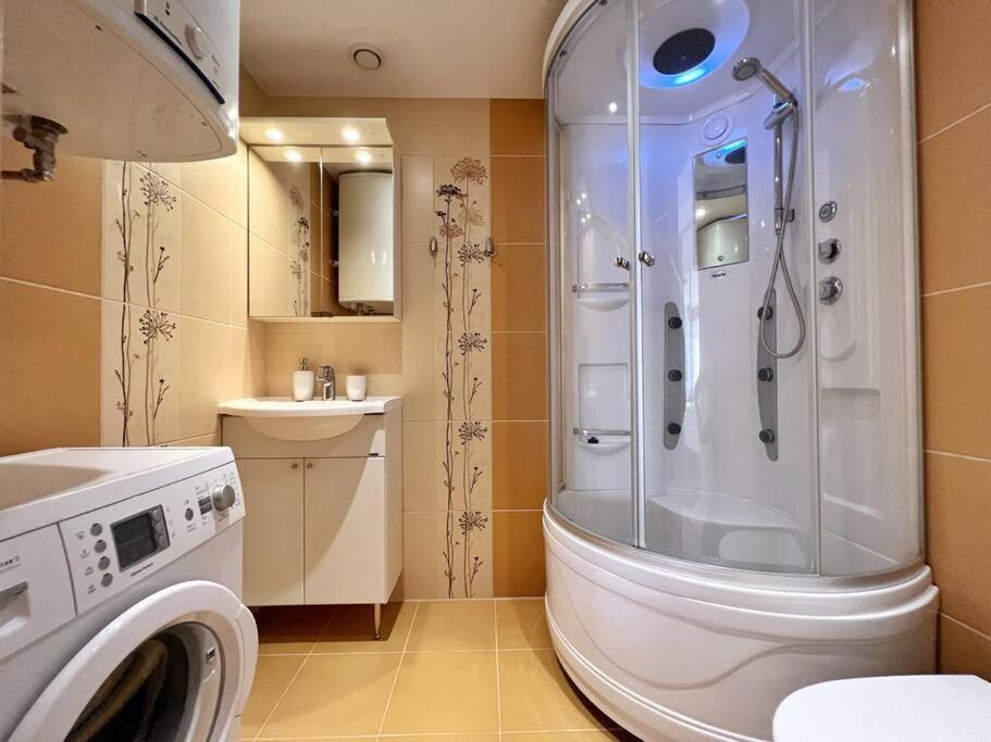 New Apartment With A View In The Town Center Нарва Екстериор снимка